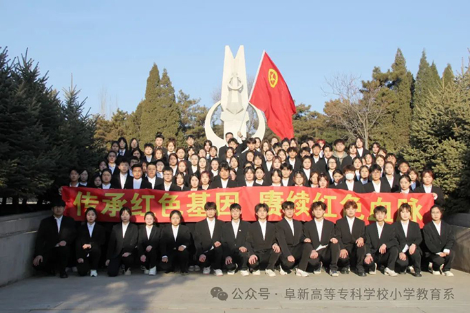 纪念阜新解放76周年祭扫活动