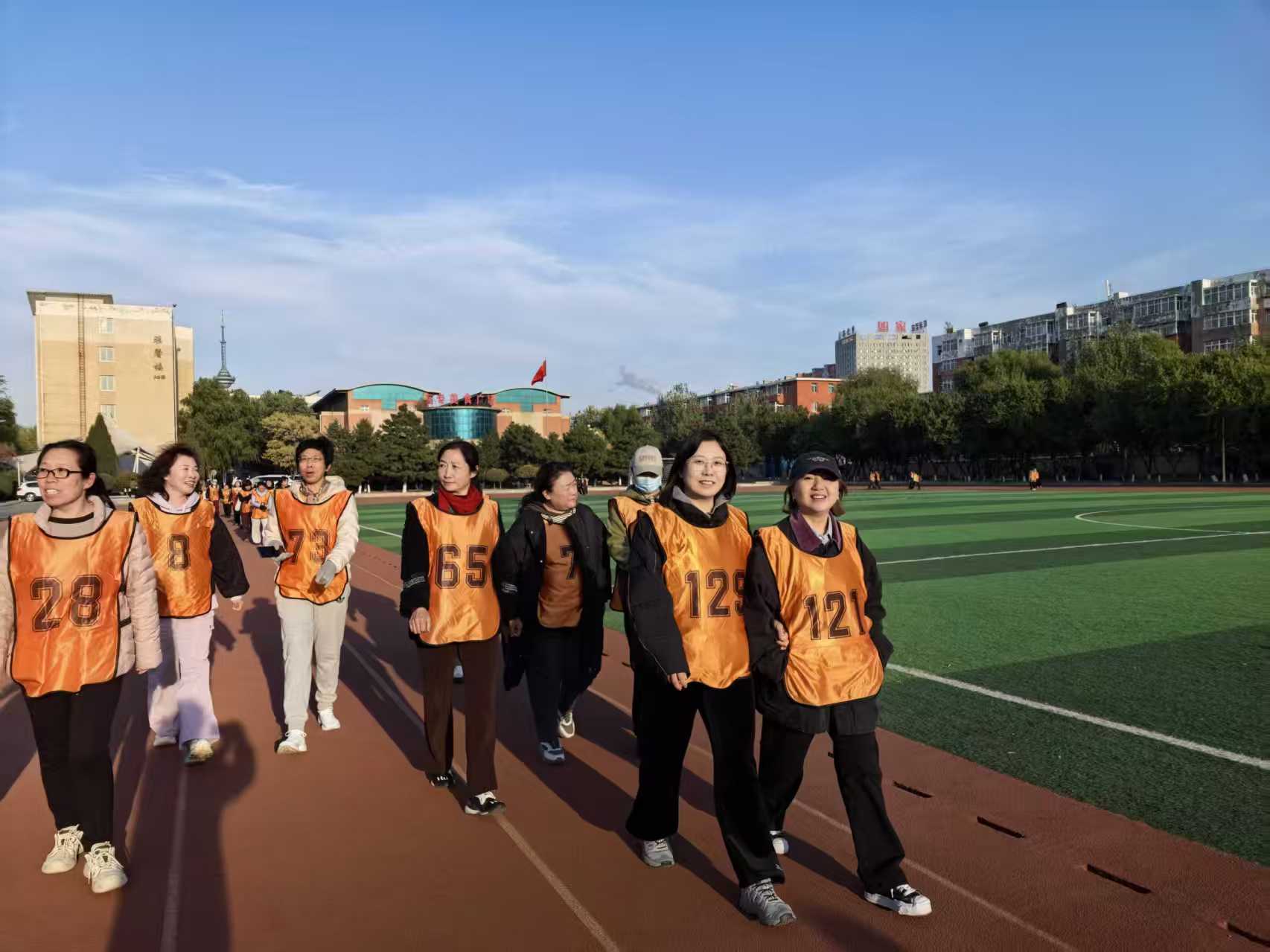 走出活力  迈向健康                                           ——文体学院参加教工健身健步走活动